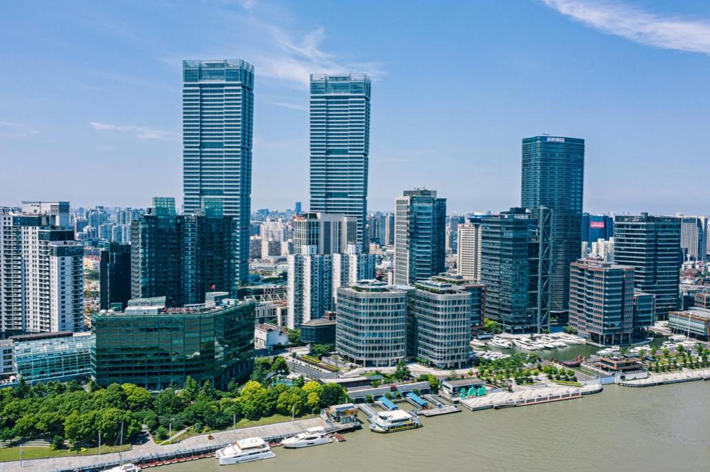 虹口商务北外滩来福士广场,位于虹口区北外滩"一心两翼"的核心地带