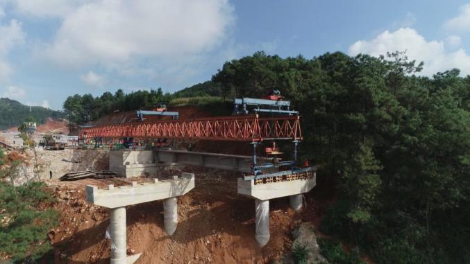近日,施链高速公路项目首片梁板成功架设,施链高速人以建功立业的独特