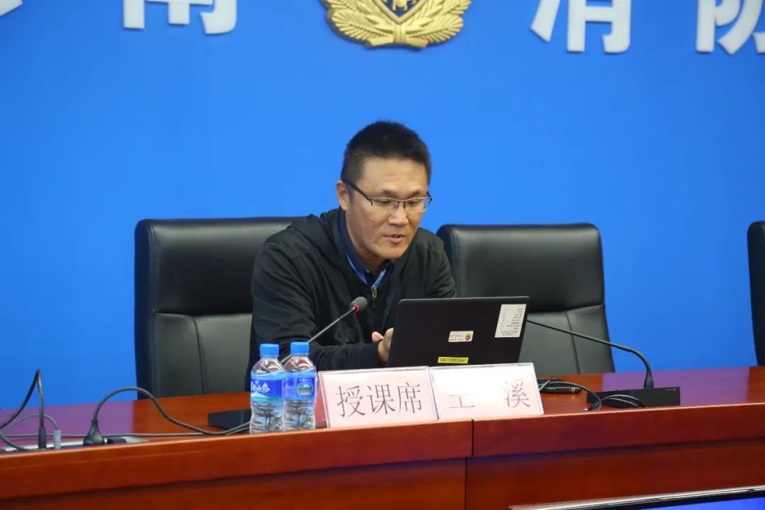 中央电视台云南站的主任记者王溪老师结合实际报道内容讲解了消防救援