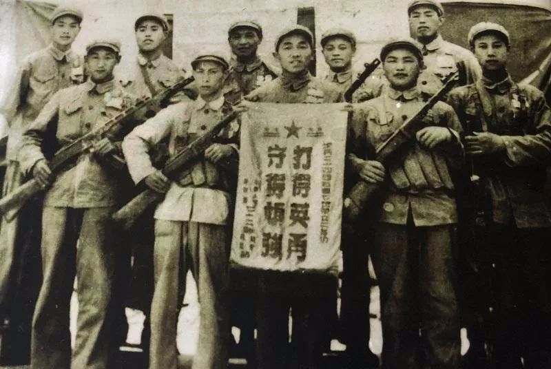 1953年,中国人民志愿军第24军步兵72师214团二营五连7班授予集体二等