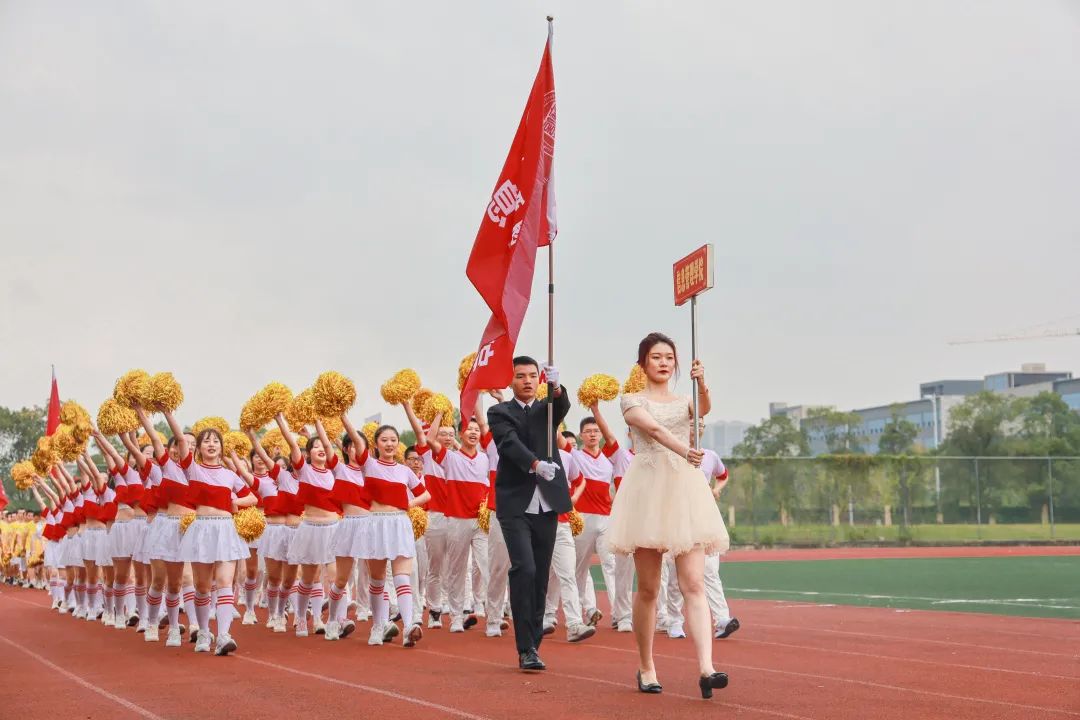 彩旗队走在队伍的最前方目光坚定,呈拼搏之姿昂首前进,迈飒爽之步彩旗