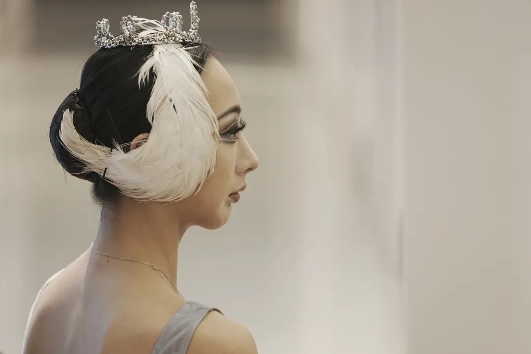 风靡一时的丸子头,最早就是来自芭蕾妆容中的盘发造型,而仔细留意