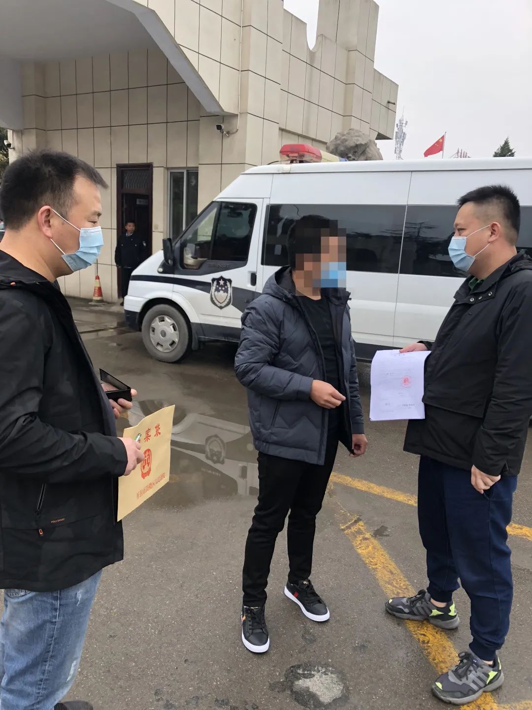 打财断血冒雨接回出狱失信人释法明理主动缴纳涉黑涉恶罚金