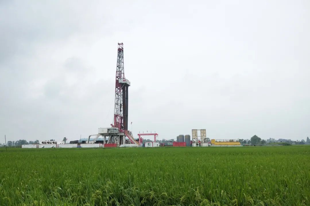 40221井队队长王强该试验井的成功施工,为川西蓬莱镇组小井眼水平段