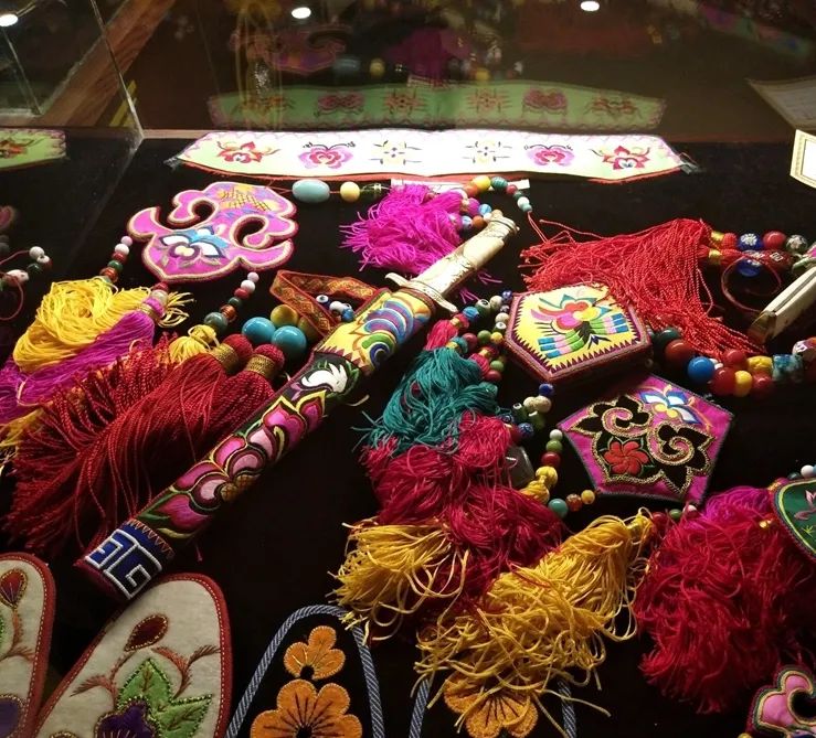 非遗传承裕固族服饰