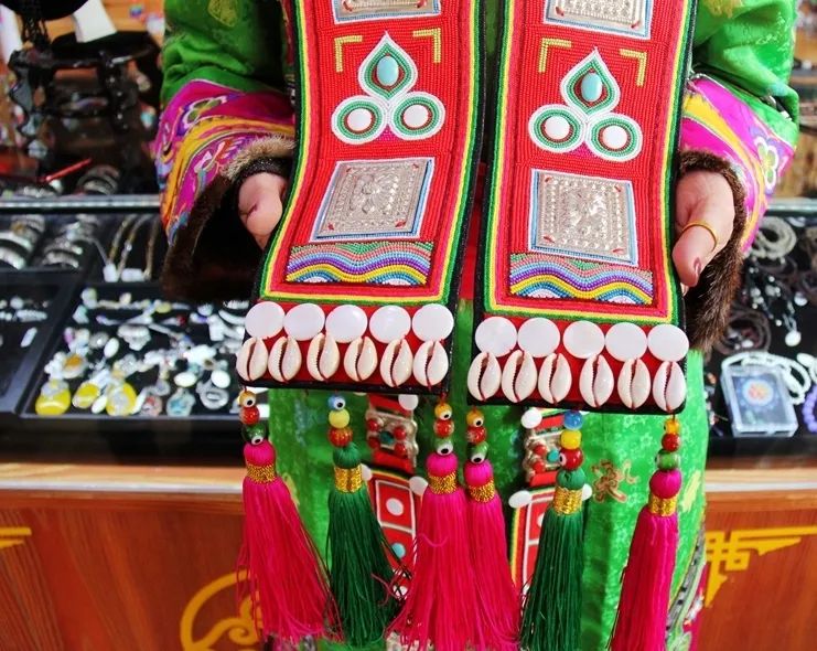 非遗传承裕固族服饰