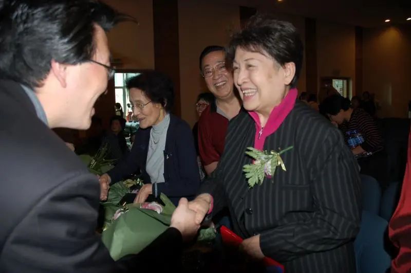 图|任桂珍接受"名家坊"成员聘书图|任桂珍在天平街道"名家坊"成立仪式