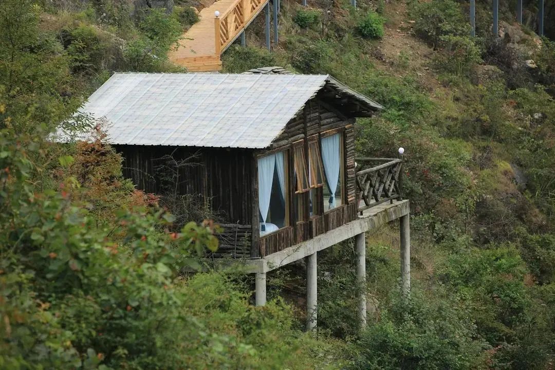 澎湃号>旅游商报社>丹青·天蓬山寨吊脚楼 坐落于秦岭南麓山阳县天蓬