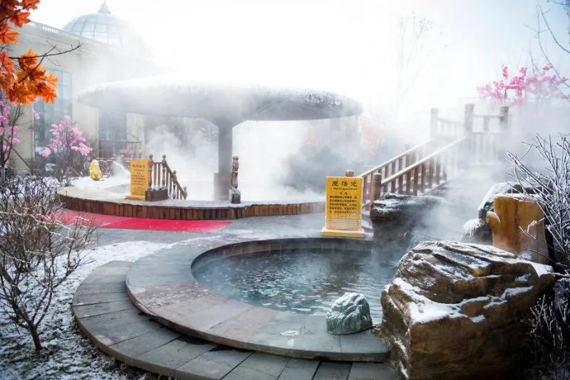 地址:白山市抚松县松江河镇联系电话:400-805-3339长白山乐高美温泉