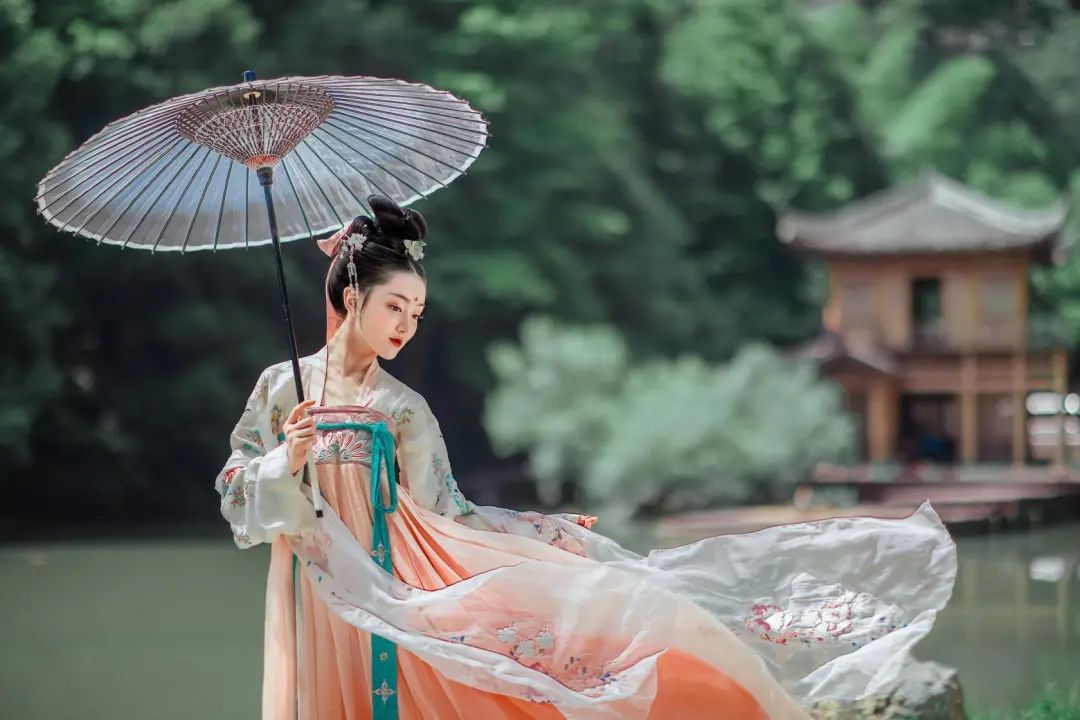 汉服亮相上海时装周古猗园内也有许多身着汉家霓裳的游客们喔