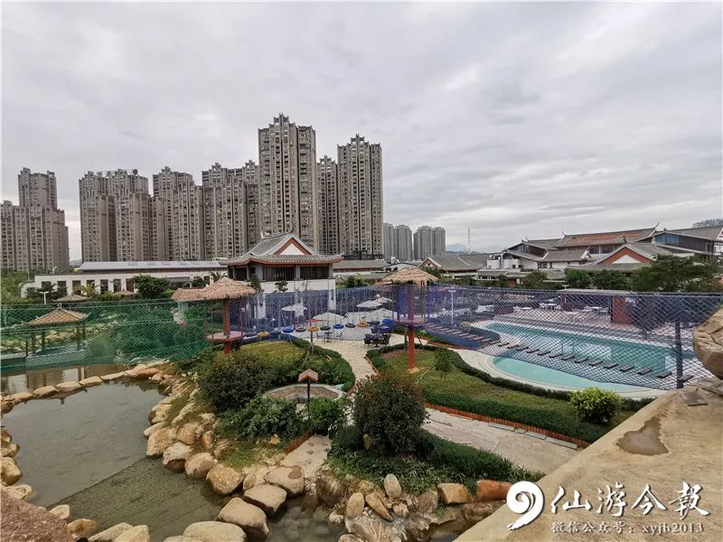 (游泳池(spa池(温泉区)万佳国际温泉度假村负责人告诉记者,度假村总