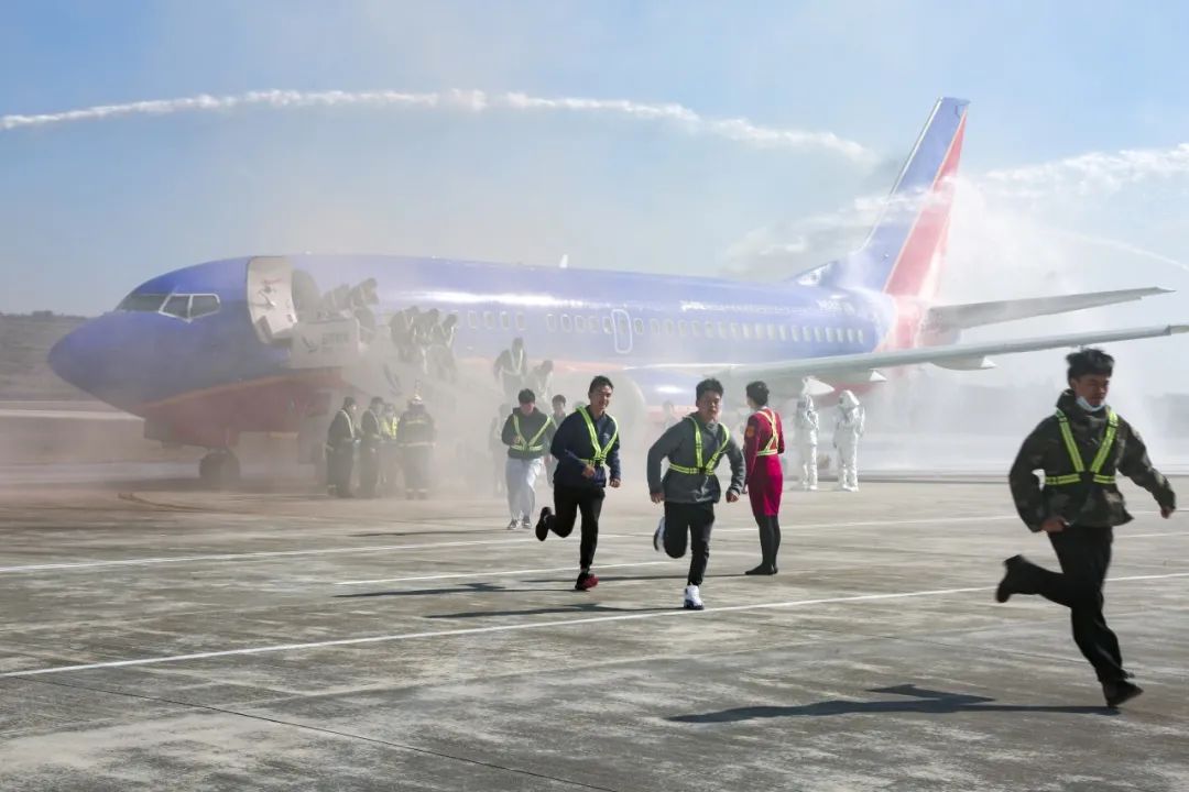 飞机场的消防车视频 433.jpg