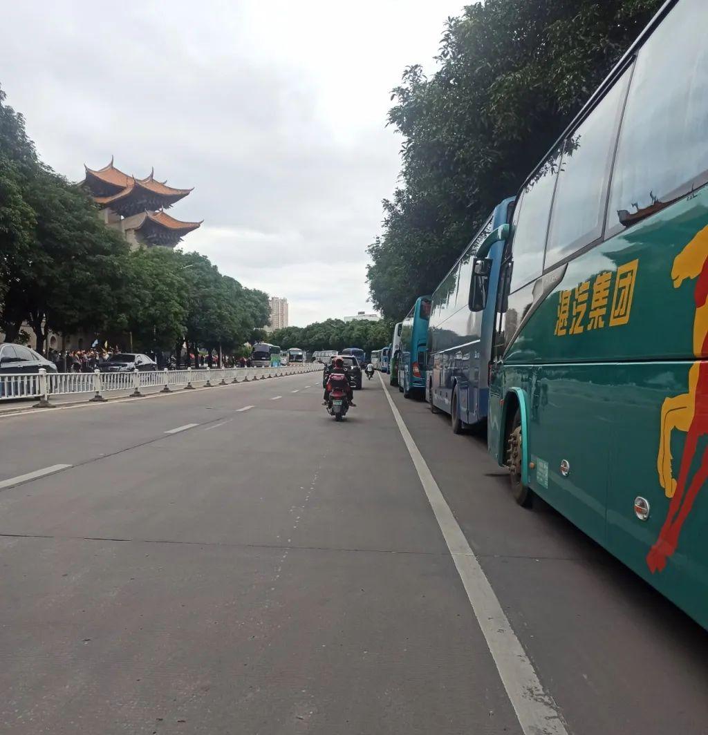 旅游大巴车停在路边停车位