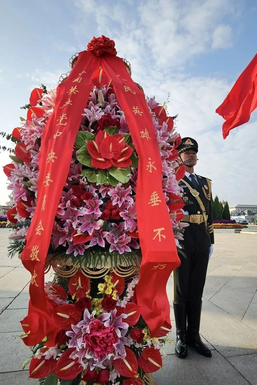 北京天安门广场上隆重举行烈士纪念日向人民英雄敬献花篮仪式