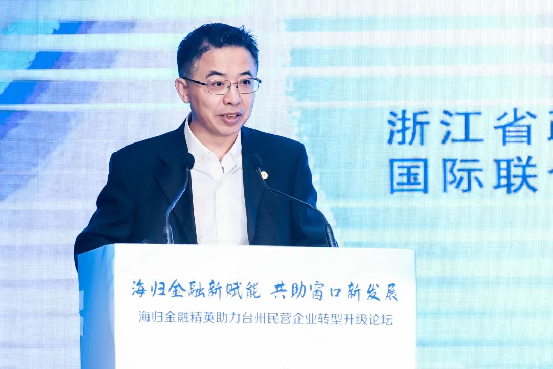 贲圣林院长代表海归金融精英们发表演讲天皇药业董事长陈立钻分享水晶