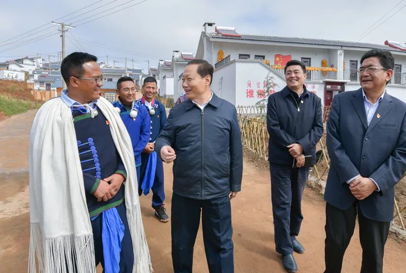 10月15日,省委书记彭清华到布拖县火烈乡地莫村调研,了解推进易地扶贫