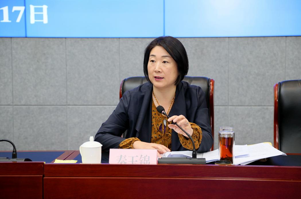 秦玉锦要求全区青年干部对待学习要有恒心,对待事业要有雄心,对待名利