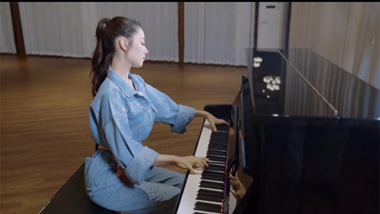 已经在德国公开演出4岁开始学习钢琴音乐造诣同样十分突出:吉娜爱丽丝