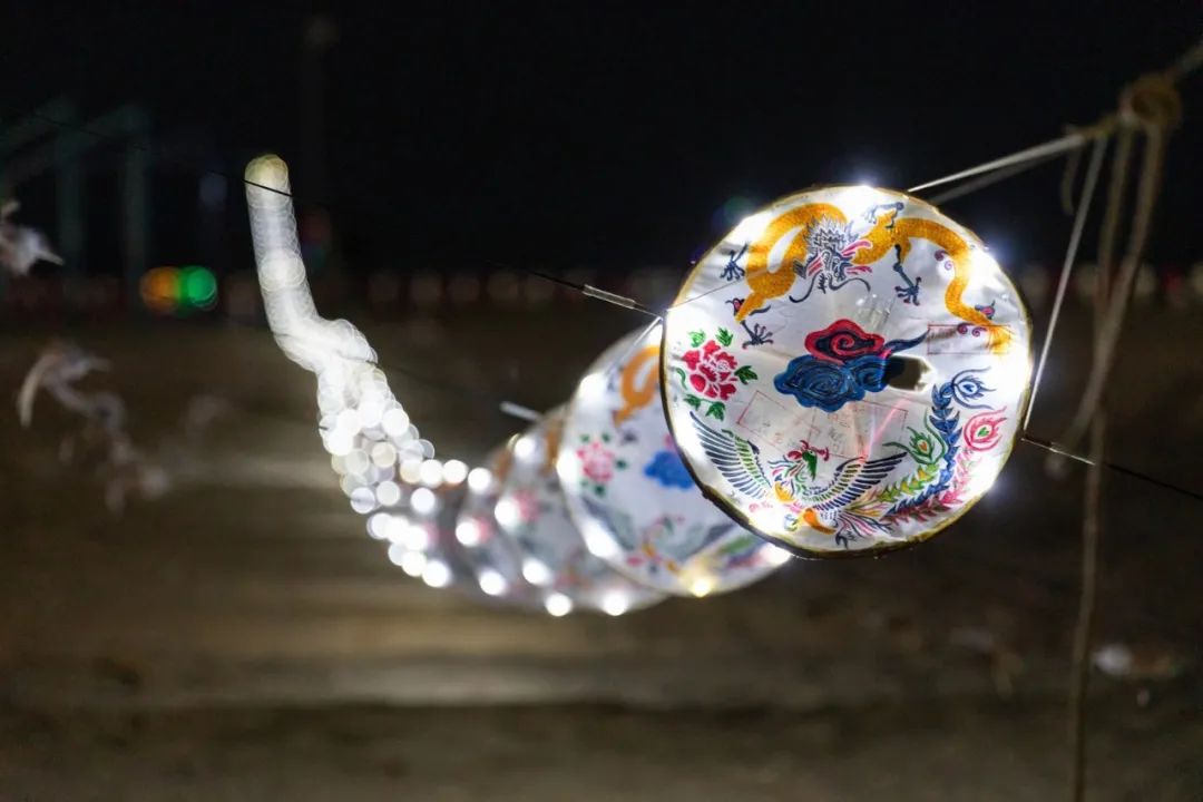 城市沙滩上空出现一大波形态各异的发光物体原来是