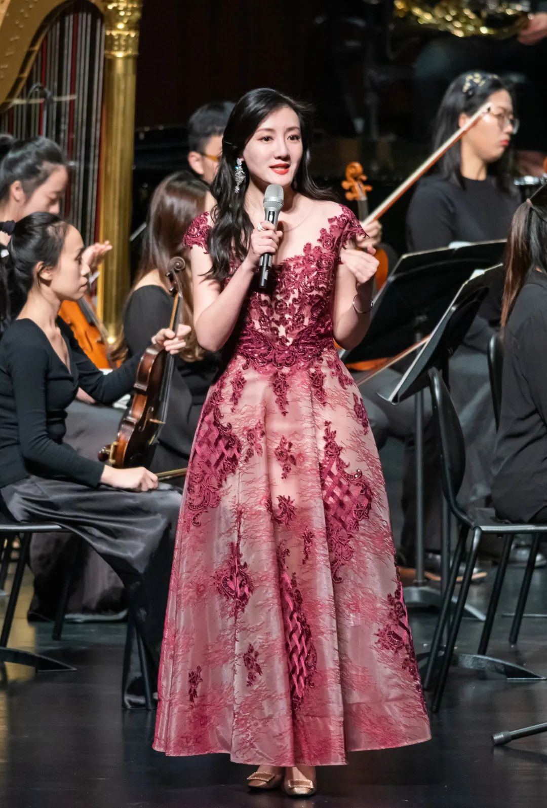 这八个字深深打动了主持人阎华,也打动了现场的观众,是啊,我们对这场