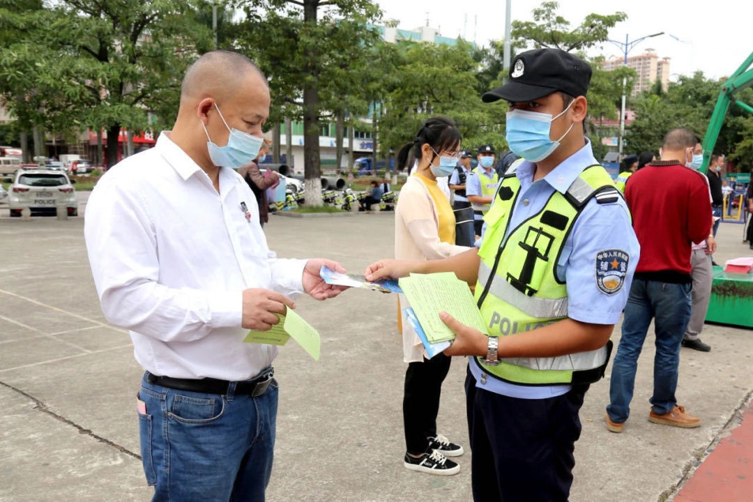 高要公安交警大队派出宣传人员在金利镇广泛开展宣传活动.