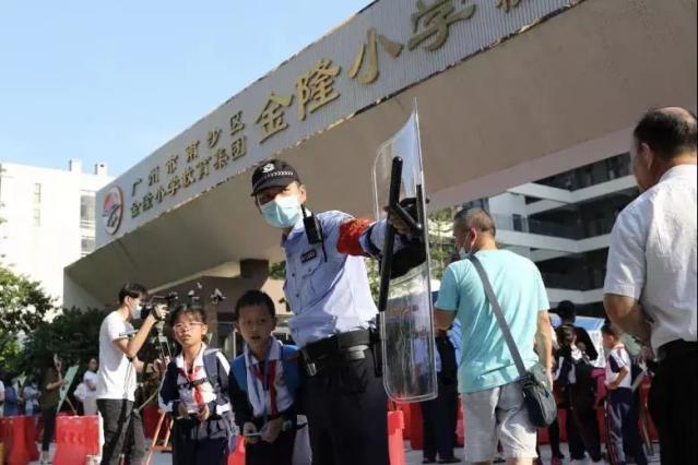 这是南沙区金隆小学金沙路校区门口的场景.