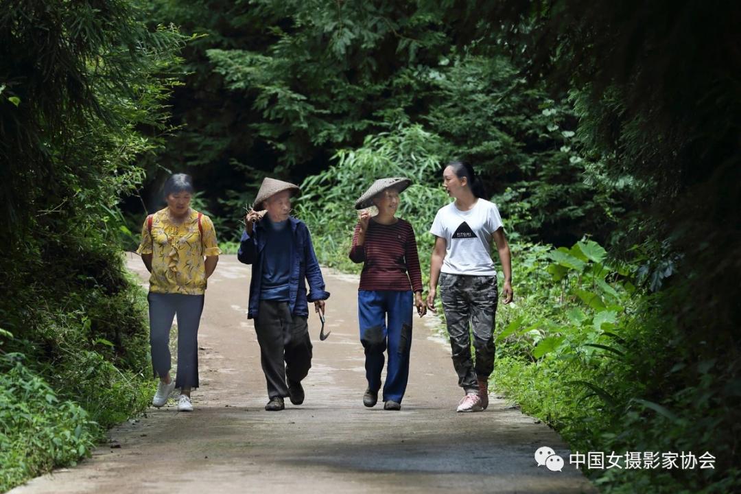 聚焦女性毛晓初用镜头捕捉疫情防控脱贫攻坚路上的她瞬间