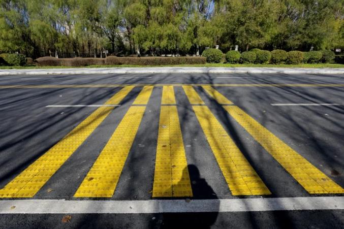 减速带变噪音带北林交警施划振荡标线为您静音确保道路安全