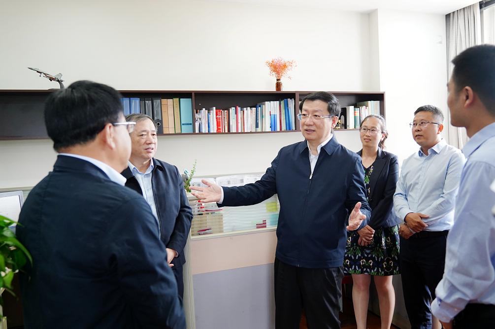 刘学新深入上海交通大学和奉贤区调研