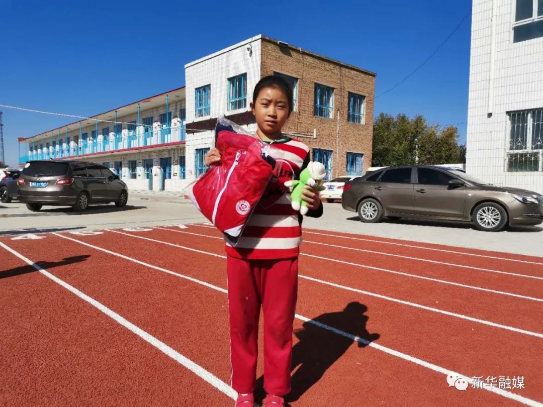 点赞爱心校服捐赠农村娃这个冬天不再冷