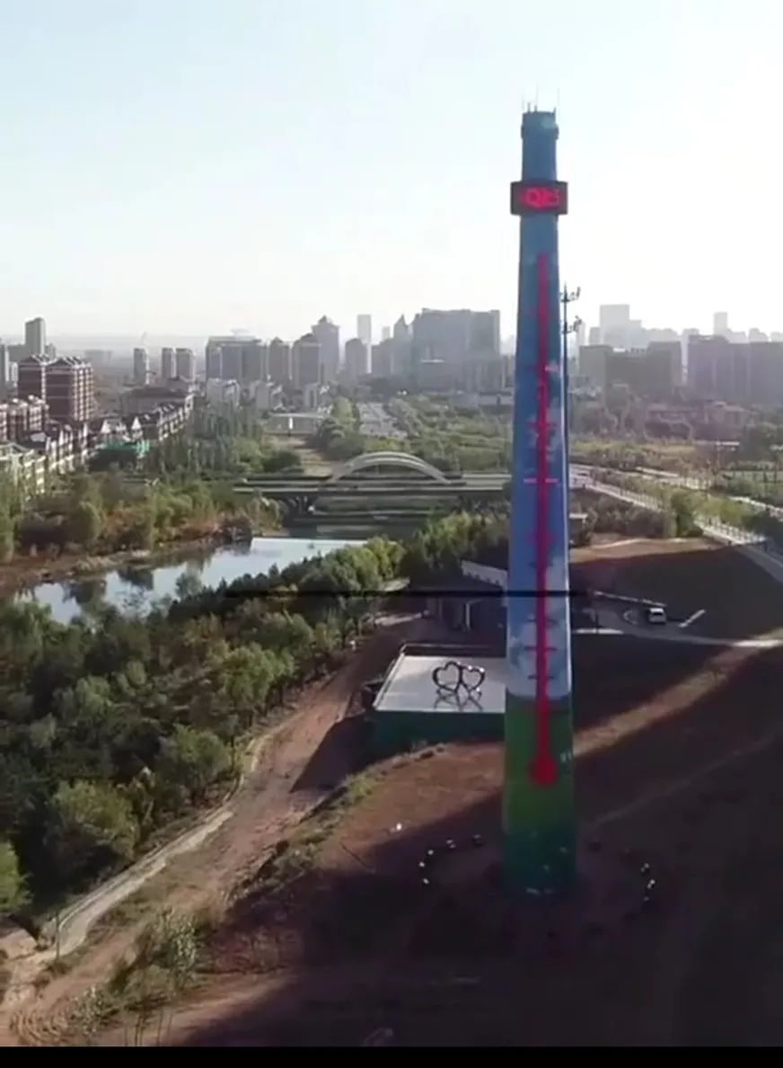 发挥剩余价值内蒙古50米高废弃烟囱被改造成温度计