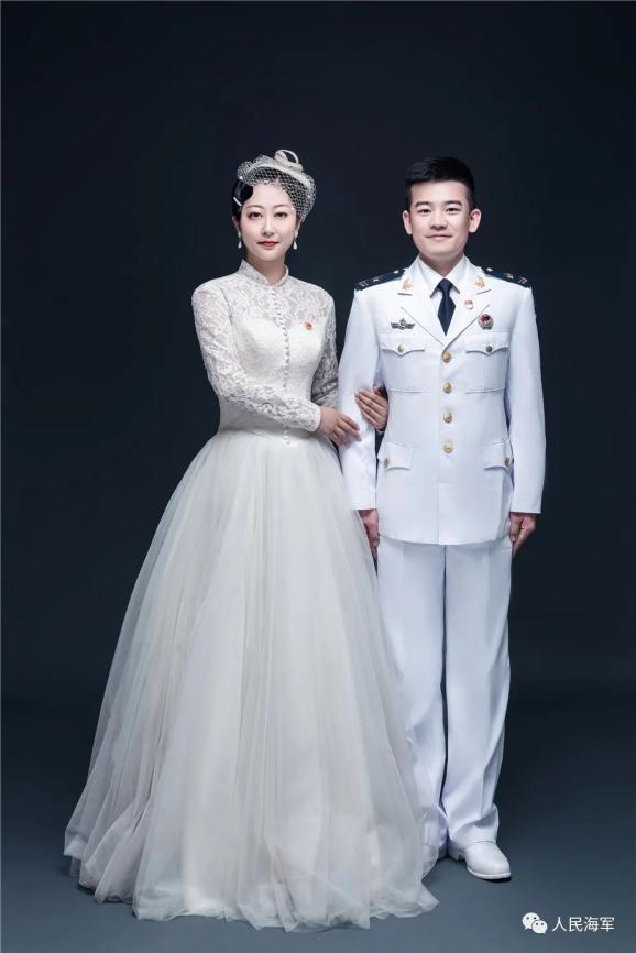 刘恒刘芸结婚照据了解,刘恒入伍9年来6次评为优秀士兵参加海军七十