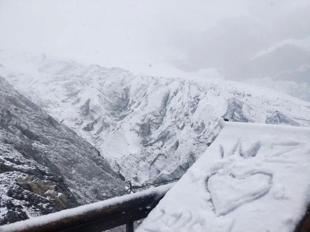 今日,玉龙雪山迎来秋天里的第一场雪!