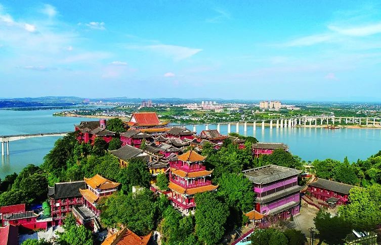 占尽山水之胜的南充,是一座有2200多年建城史的文化名城,嘉陵江将她最