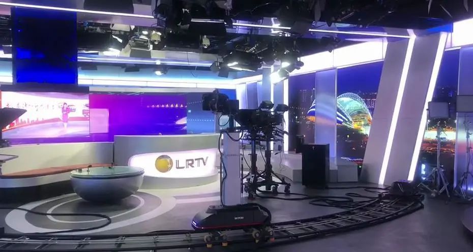 演播室新闻播报区的弧形主屏采用最新的,超高分辨率的led技术,极大