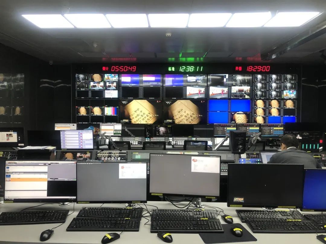 全新出发我台融媒体高清新闻演播室惊艳亮相