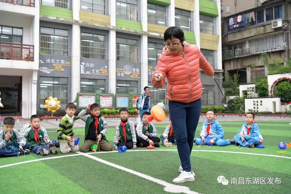 10月19日,在江西省南昌市东湖区向荣小学,学生们在练习抖空竹(无人