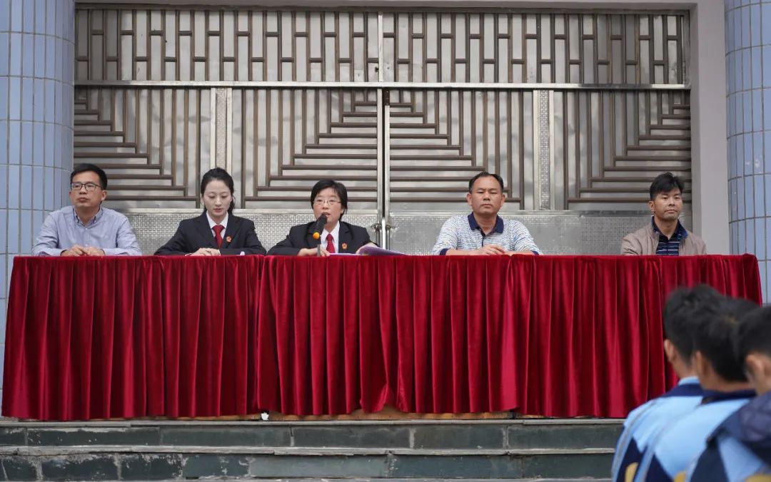 与法同行护苗成长翁源法院走进龙仙中学举办法治进校园主题教育活动
