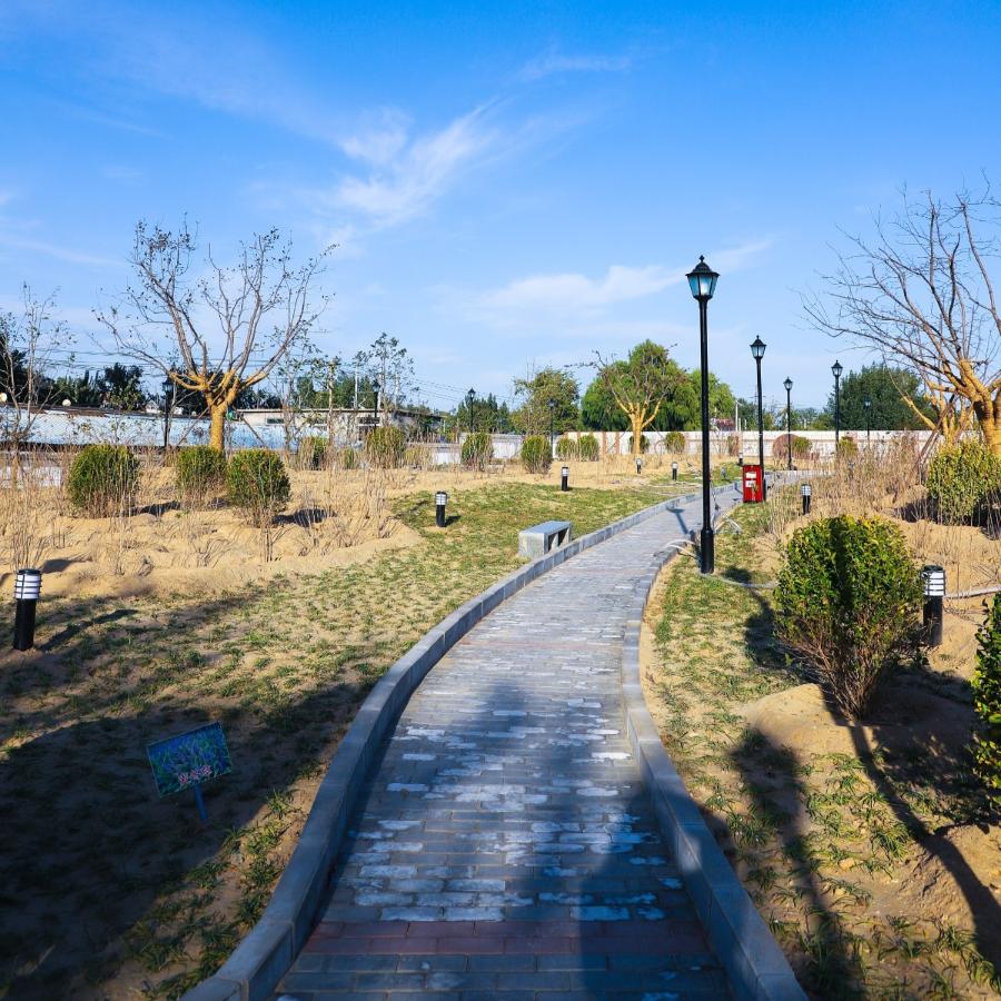 风光一览无余,建设之初,特地设计了石书和景观墙,介绍运河历史文化
