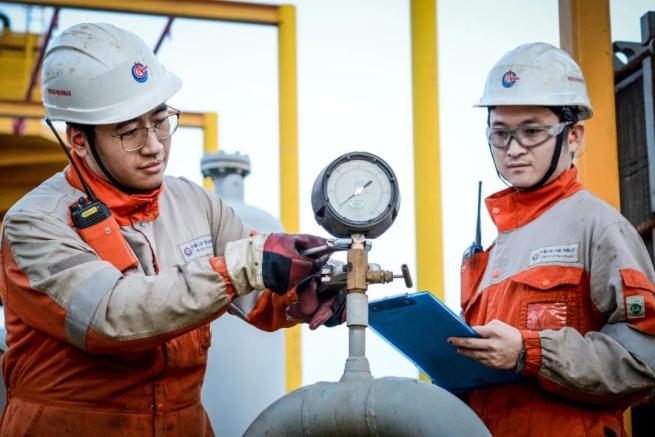 拼了船又拼直升机海油人到底有多拼