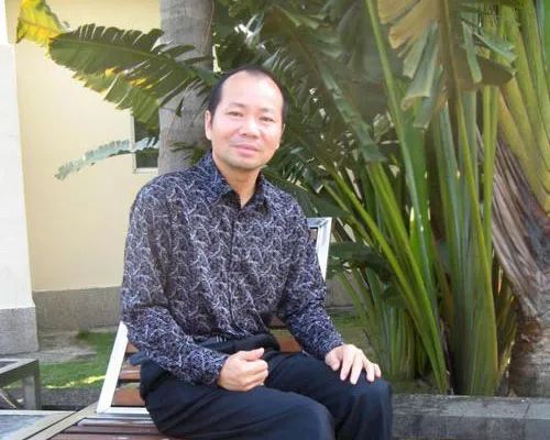 后来,冼笃信注册成立了最终成就他"海南首富"地位的腾龙商贸公司.