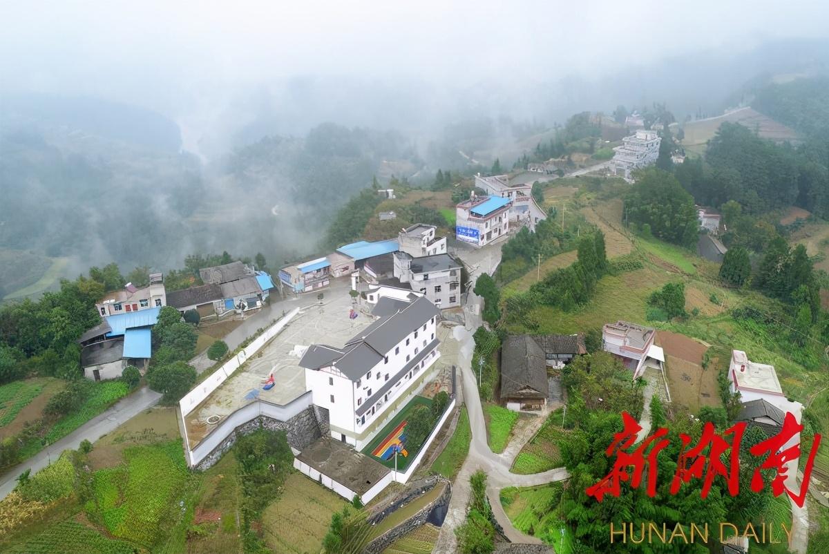 10月14日,位于高山之巅的龙山县石牌镇城堡村,已成为州级同心美丽