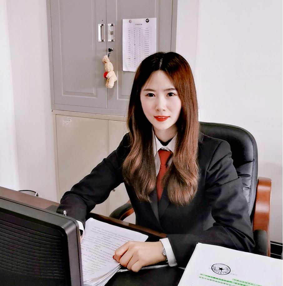 她叫贾宇婷,一名90后法官助理,是民四庭最年轻的法官助理.