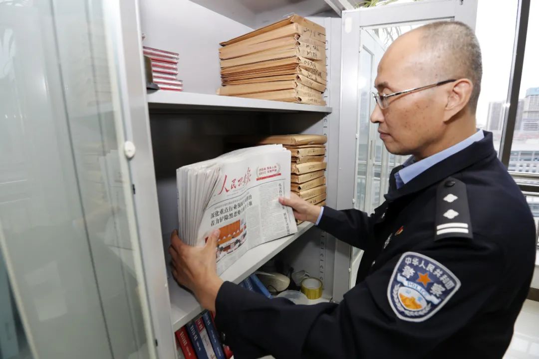 山东省烟台市公安局政治部宣传处民警李德峰每天上班的第一件事就是