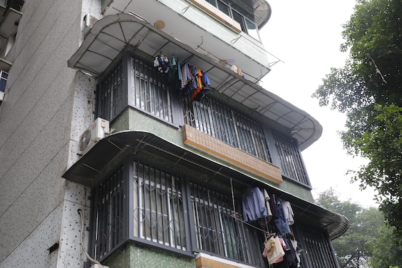 静音雨棚和滑拉式防盗网.