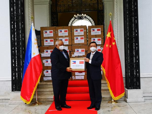 黄溪连大使在菲律宾总统府向菲文官长梅地亚尔蒂移交中国驻菲使馆捐赠