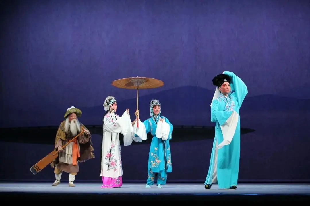 安庆市黄梅戏艺术剧院带来第一出《游湖》,唱腔委婉清新,以抒情见长.