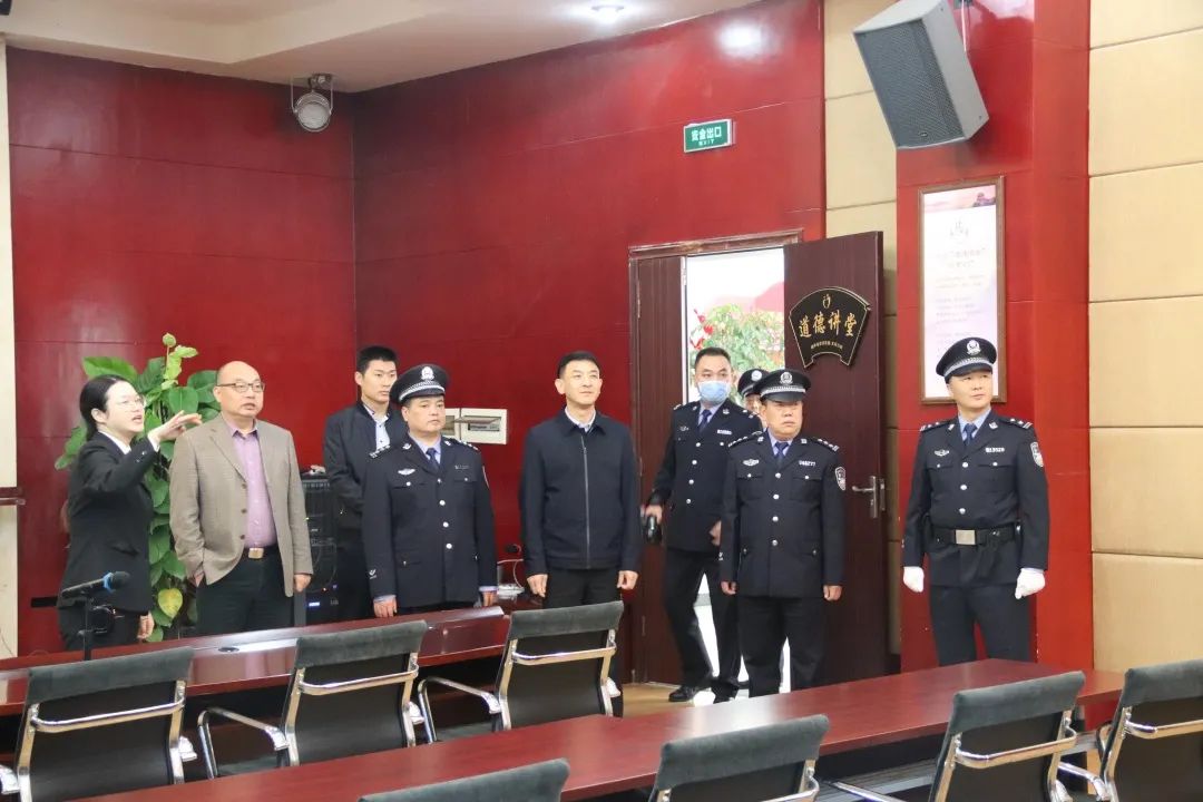 10月20日,四川省高院法警总队总队长刘佰利一行莅临阆中法院督查指导