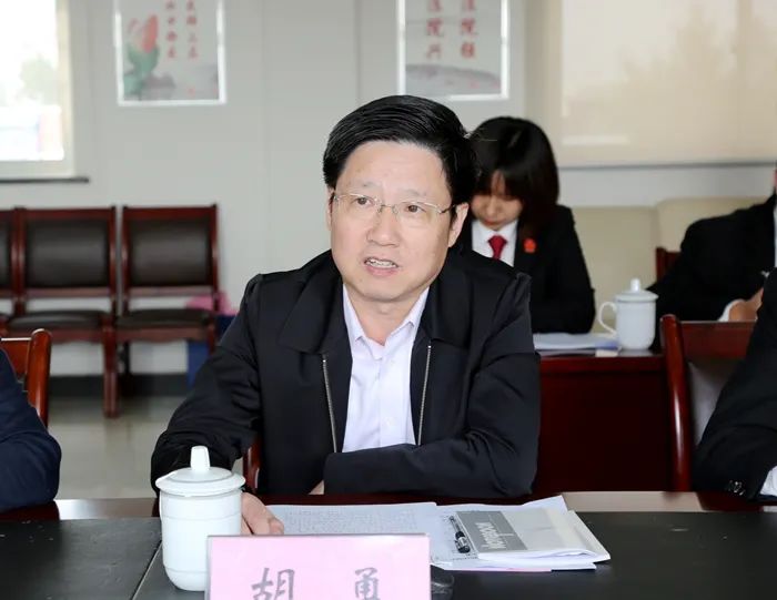 盐城中院党组成员,副院长胡勇陪同调研,并介绍了盐城市基层人民法庭