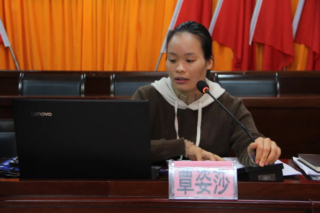 镇党委委员,纪委书记覃姿莎带领大家学习村务监督委员会的工作纪律